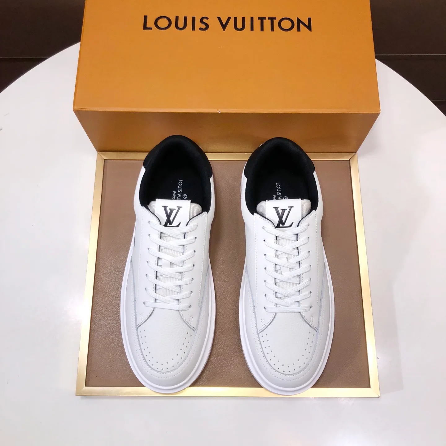 Factory batch 640💰original development, quality shipment, welcome to compare - LV sneaker series sports shoes introduce the loose silhouette of the ready-to-wear series into the spring and summer men's wear shows and make an eye-catching appearance. The cow leather upper is combined with rough fabric laces, and colorful beading highlights the brand's classic elements. LV letters mark the tongue and Monogram floral outsole. Mixed materials Made of top-grain cowhide, thick shoelace design, large Monogram print on the side, mesh lining and cotton feet, the comfort is as extreme as ever, premium heritage, quality first, worth owning! Size: Men’s 38-45 (45 is custom-made and cannot be returned or exchanged)